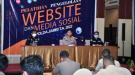 dan Dokumentasi Satker.
Kegiatan Pelatihan Pengelolaan Website dan Media Sosial dibuka oleh Kombes Pol Mulia Prianto selaku Kabid Humas Polda Jambi, Rabu (23/02/22). FOTO : Humas Polda Jambi
