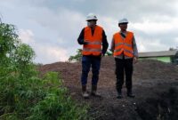 Ketua Komisi II DPRD Tanjung Jabung Barat Syufrayogi Syaiful bersama Kapolsek Merlung meninjau Lokasi Limbah Pengolahan Sawit PT IIS. FOTO : Ist