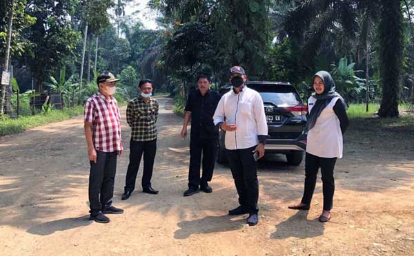 FOTO : Tim Pansus LKPJ Bupati Tahun 2020, Hamdani, SE dan Rombongan saat meninjau jalan di Desa Tanjung Bojo menuju Desa Lubuk Bernai, Kecamatan Batang Asam, Rabu (02/06/21).