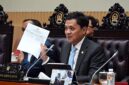 Ketua Komisi III DPR RI, Habiburokhman, menunjukkan dokumen resmi berisi lima poin rekomendasi Komisi III terkait kasus yang menjerat videografer Amsal Christy Sitepu dalam Rapat Dengar Pendapat Umum (RDPU) di Kompleks Parlemen, Senayan, Jakarta, Senin (30/3/2026). (FOTO : JPNN)