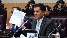 Ketua Komisi III DPR RI, Habiburokhman, menunjukkan dokumen resmi berisi lima poin rekomendasi Komisi III terkait kasus yang menjerat videografer Amsal Christy Sitepu dalam Rapat Dengar Pendapat Umum (RDPU) di Kompleks Parlemen, Senayan, Jakarta, Senin (30/3/2026). (FOTO : JPNN)