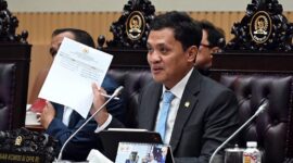 Ketua Komisi III DPR RI, Habiburokhman, menunjukkan dokumen resmi berisi lima poin rekomendasi Komisi III terkait kasus yang menjerat videografer Amsal Christy Sitepu dalam Rapat Dengar Pendapat Umum (RDPU) di Kompleks Parlemen, Senayan, Jakarta, Senin (30/3/2026). (FOTO : JPNN)