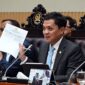 Ketua Komisi III DPR RI, Habiburokhman, menunjukkan dokumen resmi berisi lima poin rekomendasi Komisi III terkait kasus yang menjerat videografer Amsal Christy Sitepu dalam Rapat Dengar Pendapat Umum (RDPU) di Kompleks Parlemen, Senayan, Jakarta, Senin (30/3/2026). (FOTO : JPNN)