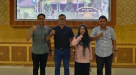 Mardan Hasibuan bersama Pengurus Komite SMAN 1 Tanjab Barat Periode 2023-2026. FOTO : Ist 