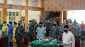 FOTO : Merajut Persatuan, Korem 042/Gapu Gelar Komsos dengan Masyarakat, Jum'at (09/04/21).