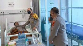 Kapolda Jambi, Irjen Pol Albertus Rachmad Wibowo dan Wakapolda Brigjen Pol Yudawan R Saat Menjenguk Kanit Resmob Polda Jambi, AKP Johan Christy Silaen di RS Bhayangkara Jambi, Rabu (11/5/22). FOTO : Polda Jambi