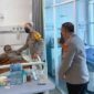 Kapolda Jambi, Irjen Pol Albertus Rachmad Wibowo dan Wakapolda Brigjen Pol Yudawan R Saat Menjenguk Kanit Resmob Polda Jambi, AKP Johan Christy Silaen di RS Bhayangkara Jambi, Rabu (11/5/22). FOTO : Polda Jambi