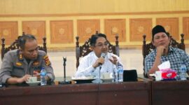 Bupati Tanjung Jabung Barat H Anwar Sadat didampingi Wabup Hairan dan unsur forkopimda saat memimpin rapat fasilitasi penyelesaian konflik Masyarakat 9 Desa dengan PT DAS di Balai Pertemuan, Senin (6/6/22). FOTO : Ist