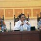 Bupati Tanjung Jabung Barat H Anwar Sadat didampingi Wabup Hairan dan unsur forkopimda saat memimpin rapat fasilitasi penyelesaian konflik Masyarakat 9 Desa dengan PT DAS di Balai Pertemuan, Senin (6/6/22). FOTO : Ist