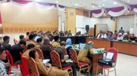 Bupati Tanjung Jabung Barat H Anwar Sadat didampingi Wabup Hairan dan unsur forkopimda saat memimpin rapat fasilitasi penyelesaian konflik Masyarakat 9 Desa dengan PT DAS di Balai Pertemuan, Senin (6/6/22). FOTO : Ist