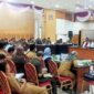 Bupati Tanjung Jabung Barat H Anwar Sadat didampingi Wabup Hairan dan unsur forkopimda saat memimpin rapat fasilitasi penyelesaian konflik Masyarakat 9 Desa dengan PT DAS di Balai Pertemuan, Senin (6/6/22). FOTO : Ist
