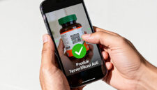 Bahaya Mengintai! Vitamin Palsu Banjiri E-commerce, Konsumen Cerdas Teliti Sebelum CO. FOTO : LT/AI