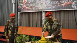FOTO : Pemotongan Tumpeng Acara Syukuran hari Jadi Kopussus ke 69 Kopassus berlansgung di Lantai 3 Swiss-Belhotel Jambi, Jumat (16/04/21).