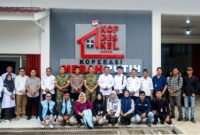 Wakil Bupati Tanjung Jabung Barat Dr. H. Katamso, SA, S.E., M.E. (tengah, kemeja putih), Dandim 0419/Tanjab Letkol Inf. Zulhiardi, S.IP., M.Han. (berpakaian dinas loreng), beserta jajaran Forkopimda, kepala dinas, pendamping KDKMP, dan tokoh masyarakat berfoto bersama di depan gedung Koperasi Desa/Kelurahan Merah Putih (KDKMP) Kelurahan Bram Itam Kiri, Kecamatan Bram Itam, Sabtu (16/05). (FOTO : Dok. Prokopim TJB)