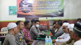Kapolres Tanjab Barat AKBP Muharman Arta selaku Kasatwil didampingi Waka Polres Kompol Novrizal saat berkomunikasi dengan Tokoh Masyarakat disela kegiatan Kopi Manis. FOTO : HMSRES Tjb