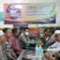 Kapolres Tanjab Barat AKBP Muharman Arta selaku Kasatwil didampingi Waka Polres Kompol Novrizal saat berkomunikasi dengan Tokoh Masyarakat disela kegiatan Kopi Manis. FOTO : HMSRES Tjb
