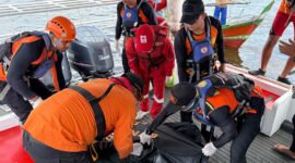 Tim SAR Gabungan Mengevakuasi Jasad Khairudin Korban Kecelakaan Pompong di Parit 9 Pangkal Babu yang Ditemukan Meninggal. FOTO : HUMAS