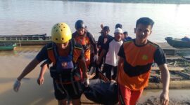 Tim SAR Basarnas Jambi Saat Evakuasi Jenazah Muhammad Hatta (26) Warga Desa Rukam, Kecamatan Taman Rajo, Kabupaten Muaro Jambi yang terjatuh di sengai Batangahri, Senin (22/5/23). FOTO : Basarnas