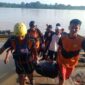 Tim SAR Basarnas Jambi Saat Evakuasi Jenazah Muhammad Hatta (26) Warga Desa Rukam, Kecamatan Taman Rajo, Kabupaten Muaro Jambi yang terjatuh di sengai Batangahri, Senin (22/5/23). FOTO : Basarnas