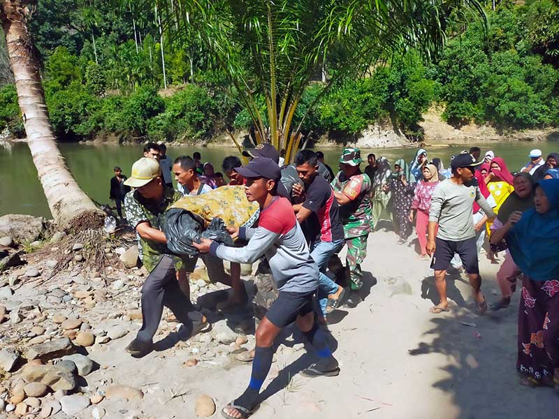 Tim SAR Gabungan Saat Evakuasi Jasad, Miko (17), korban tenggelam saat mandi di Sungai Batang Merangin, Kabupaten Merangin untuk Diserahkan kepada Keluarga. [FOTO : Basarnas Jambi]