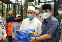 Bupati Tanjab Barat, KH. Anwar Sadat Saat Menyerahkan Kepada Korban Kebakaran Rumah di RT 03, Parit Arman, Desa Bunga Tanjung,Kecamatan Betara, Minggu (16/05/21).