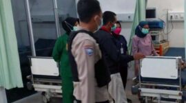 Anggota Posek Kumpeh Ulu Ketika Tiba Membawa Balita Kristis di RSUD Raden Mattaher Kota Jambi. FOTO : Istimewa