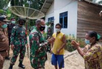 Tangis Haru Bu Esi Pecah, Saat Danrem dan Wabup Merangin Mendatangi Rumahnya di Dusun 4 Desa Bukit Beringin Kecamatan Bangko Barat Kabupaten Merangin Prov Jambi, Selasa, (15/06/21). FOTO : KOREM042/GAPGU