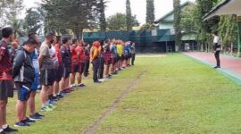 Kasiops Kasrem 042/Gapu Letkol Inf Slamet Suprijanto saat Memimpin Apel Pagi Pertama di Tahun 2022 di Lapangan Upacara Makorem 042/Gapu, Senin (3/1/22). FOTO : PENREM