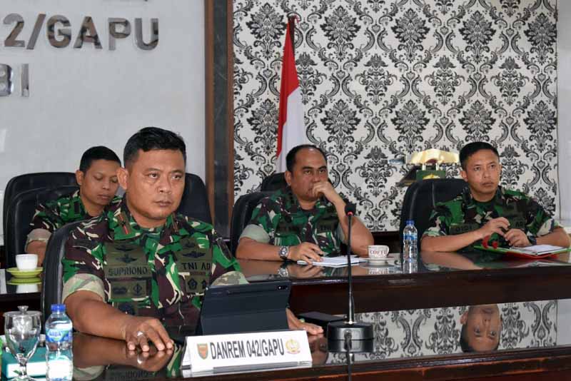 Danrem 042/Gapu Brigjen TNI Supriono mengikuti pengarahan Pangdam II/Sriwijaya Mayjen TNI Hilman Hadi melalui Video Conference, Selasa (25/10/22). FOTO : Penrem.