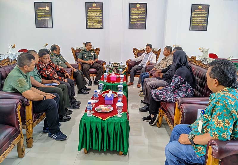 Ketua Komisi Informasi Provinsi Jambi Indra Lesmana bersama Anggota Saat Audiensi di Korem 042/Gapu, Kamis (2/2/2023). FOTO : Penrem