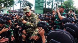 Semangat Berkobar saat Upacara Pemberangkatan Satgas Yonif 142/KJ Bertugas di wilayah Papua. FOTO : HMS