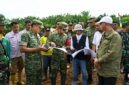 Danrem 042/Garuda Putih Brigjen TNI Nyamin (tengah) bersama Dandim 0416/Bute Letkol Inf Inf Yudi S.Y. (kiri, memegang dokumen) meninjau langsung progres program Cetak Sawah Rakyat (CSR) di Desa Sungai Rambai, Kecamatan Tebo Ulu, Kabupaten Tebo, Jumat (24/7/2026). Kunjungan ini dilakukan untuk memastikan percepatan perluasan lahan pertanian baru seluas 27,10 hektare di wilayah tersebut berjalan optimal demi memperkuat ketahanan pangan nasional. (FOTO: Penrem 042/Gapu)