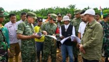 Danrem 042/Garuda Putih Brigjen TNI Nyamin (tengah) bersama Dandim 0416/Bute Letkol Inf Inf Yudi S.Y. (kiri, memegang dokumen) meninjau langsung progres program Cetak Sawah Rakyat (CSR) di Desa Sungai Rambai, Kecamatan Tebo Ulu, Kabupaten Tebo, Jumat (24/7/2026). Kunjungan ini dilakukan untuk memastikan percepatan perluasan lahan pertanian baru seluas 27,10 hektare di wilayah tersebut berjalan optimal demi memperkuat ketahanan pangan nasional. (FOTO: Penrem 042/Gapu)