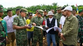 Danrem 042/Garuda Putih Brigjen TNI Nyamin (tengah) bersama Dandim 0416/Bute Letkol Inf Inf Yudi S.Y. (kiri, memegang dokumen) meninjau langsung progres program Cetak Sawah Rakyat (CSR) di Desa Sungai Rambai, Kecamatan Tebo Ulu, Kabupaten Tebo, Jumat (24/7/2026). Kunjungan ini dilakukan untuk memastikan percepatan perluasan lahan pertanian baru seluas 27,10 hektare di wilayah tersebut berjalan optimal demi memperkuat ketahanan pangan nasional. (FOTO: Penrem 042/Gapu)