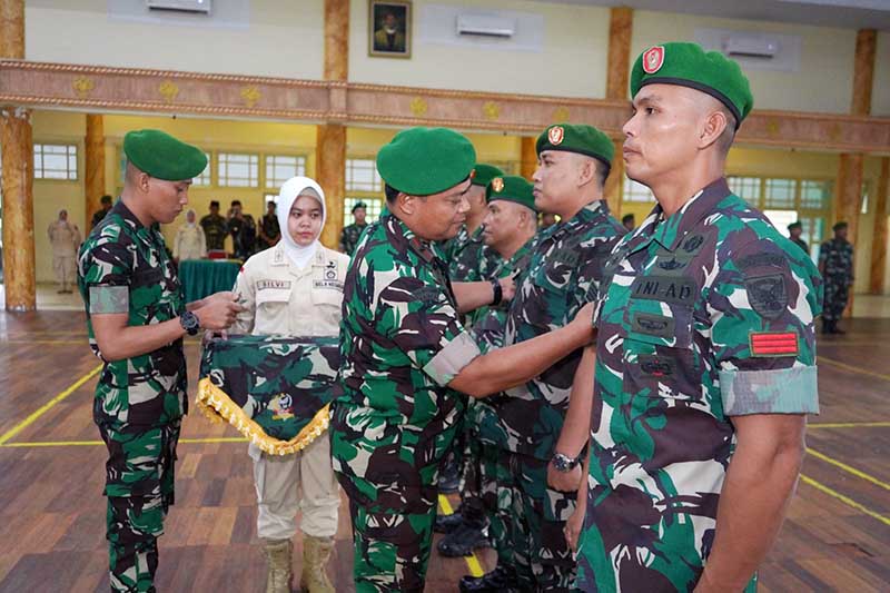 Danrem 042/Gapu Brigjen TNI Supriono, S.IP., M.M  Pimpin Upacara Kenaikan Pangkat Bintara dan Tamtama Periode 1 April. FOTO : KOREM