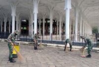 Ketika Personil Korem 042/Gapu melaksanakan Jum'at bersih (Jumsih) di Masjid Agung Al-falah Kota Jambi, Jum'at (06/8/21). FOTO : PENREM
