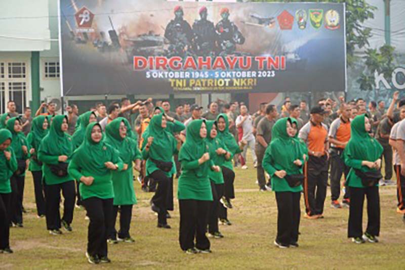 Kegiatan Senam SKJ, Olahraga bersama memperingati HUT TNI ke-78 Tahun 2023. FOTO : Penrem 042/Gapu