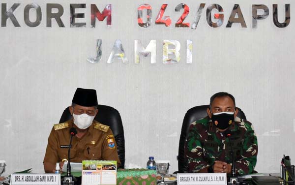 Danrem 042/Gapu Brigjen TNI M. Zulkifli Membuka Focus Group Discussion (FGD) Penanganan Permanen Karhutla di Ruang Rapat Korem 042/Gapu, Jambi, Selasa (13/7/2021).

