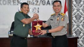 Kasiren 042/Gapu Kolonel Inf Maskun Menerima Palkat dari Ketua Tim Rombongan Kombes Pol Leo Andi Gunawan, S.I.K., M.P.P. PKDM Sespimti Polri Dikreg ke-31 tahun 2022. FOTO : Penrem.
