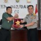 Kasiren 042/Gapu Kolonel Inf Maskun Menerima Palkat dari Ketua Tim Rombongan Kombes Pol Leo Andi Gunawan, S.I.K., M.P.P. PKDM Sespimti Polri Dikreg ke-31 tahun 2022. FOTO : Penrem.