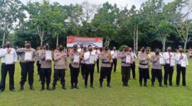 Kapolres Muaro Jambi AKBP Yuyan Priatmaja, SIK, MH Bersama Personil naik Pangkat dan Menerima Reward di Lapangan Polres Mauro Jambi, Kamis (31/12/21). FOTO : Humas PMJ/Noval