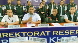 Plh Wadirkrimsus Polda Jambi, AKBP Selamet Widodo didampingi Kasubdit III Tipidkor AKBP Ade Dirman dan Kasubbid Penmas Bidhumas Polda Jambi Kompol Mas Edy saat gelar konferensi pers, Kamis (14/9/23). FOTO : HMS