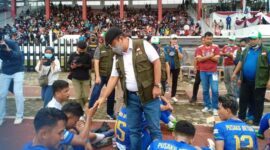 Wakil Wali Kota Jambi Dr. Maulana Menyambangi Para Pemain Kota Jambi. [FOTO : Noval]