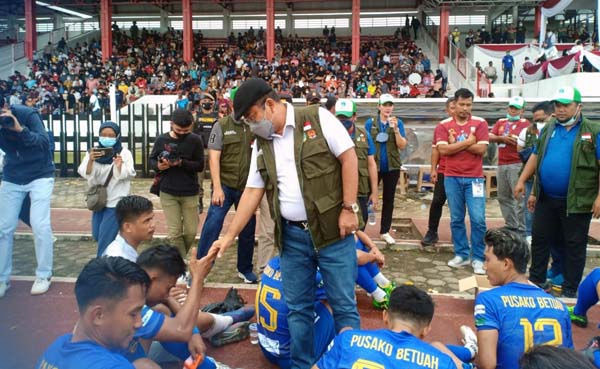 Wakil Wali Kota Jambi Dr. Maulana Menyambangi Para Pemain Kota Jambi. [FOTO : Noval]