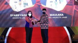 Wakil Wali Kota Jambi Dr. dr. H. Maulana saat Menerima Penghargaan dari Menteri PPPA Bintang Puspayoga di Novotel Golf Resort Kabupaten Bogor Jawa Barat, Jumat (22/7/22). FOTO : Diskominfo