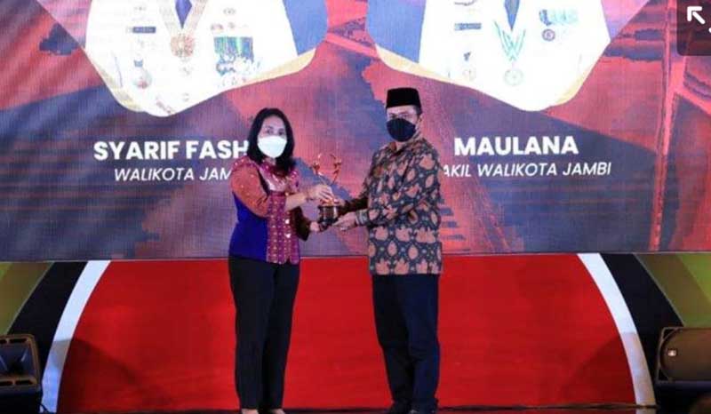 Wakil Wali Kota Jambi Dr. dr. H. Maulana saat Menerima Penghargaan dari Menteri PPPA Bintang Puspayoga di Novotel Golf Resort Kabupaten Bogor Jawa Barat, Jumat (22/7/22). FOTO : Diskominfo