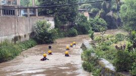 Tim SAR Gabungan diterjunkan untuk mencari seorang bocah laki-laki berusia 7 tahun bernama Rafa, yang dilaporkan hilang tenggelam setelah terseret arus drainase yang deras saat bermain di tengah guyuran hujan lebat di kawasan Kecamatan Paal Merah, Kota Jambi, Rabu (20/5/2026). (Foto: Dok. Basarnas Jambi)