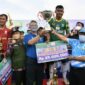 Wali Kota Jambi, Syarif Fasha Saat Menerima Tropi Piala Gubernur Cup 2022 dari Gubernur Jambi Al Haris di Stadion Tri Lomba Juang KONI Kota Jambi. FOTO : Noval.