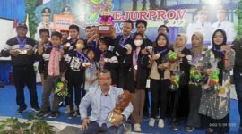Ketua Percasi Kota Jambi Ardi Hutabarat bersama Para Atlet yang mengikuti Kejurprov Catur Jambi 2022 di Tanjab Barat. FOTO : Bas/LT
