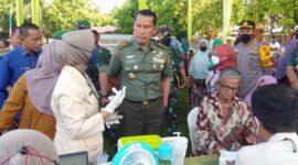 Asiter Panglima TNI Mayor Jenderal Sapriadi, SIP, M.Si menutup kegiatan Serbuan Teritorial TNI, bertempat di Lapangan Desa Pulau Jelmu, Kec. Jujuhan, Kab. Bungo, Provinsi Jambi, Sabtu (18/06/22). FOTO : Penrem